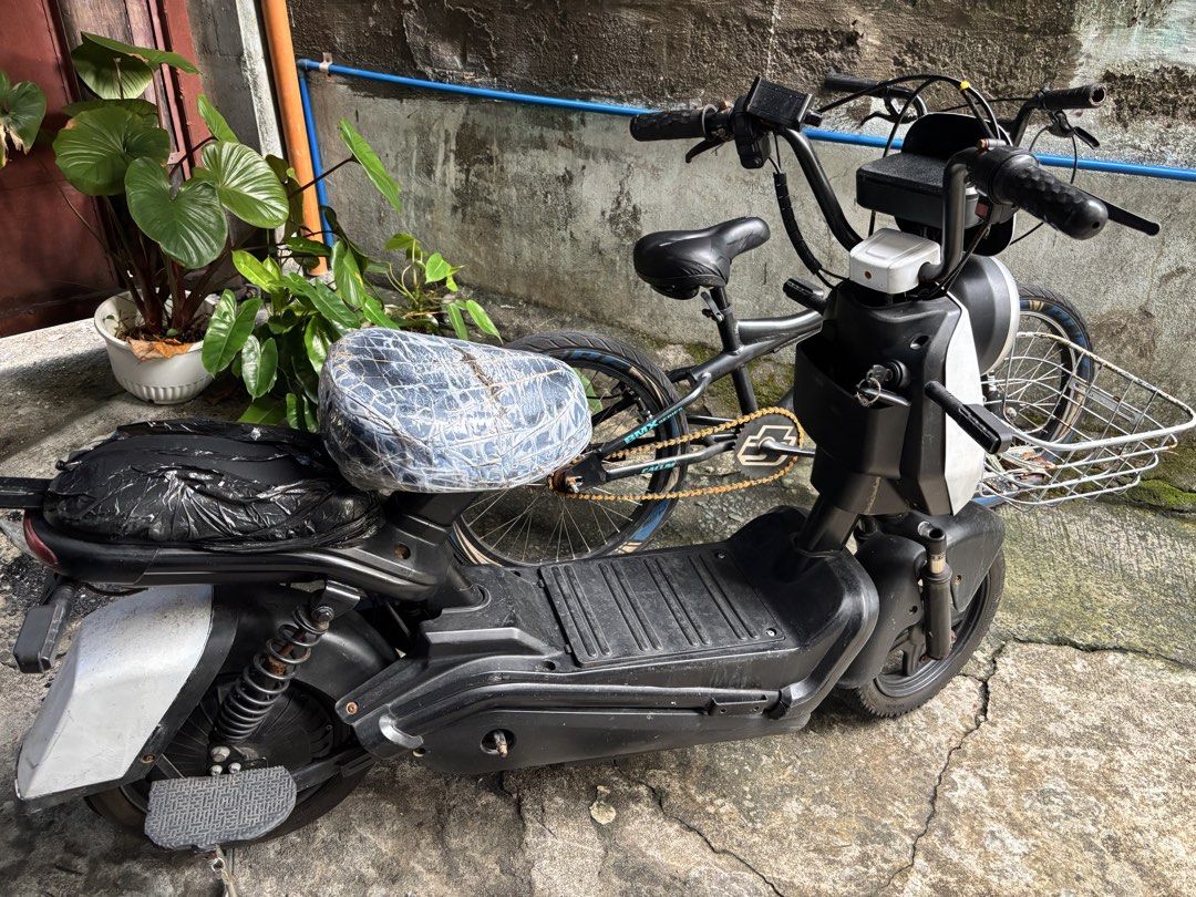 E bike iBike upgraded battery (Category: Motorbikes for Sale) located in Quezon City. Submitted by nitzjake21 (Listing ID 1444001861, Image 2). Description: What you see is what you get Mabilis, gumagana, kaw nlng mag ayos wala na time, Good running condition, ndi na masyado nagagamit, pwede nyo test or bisitahin Proj 7 Q.C .