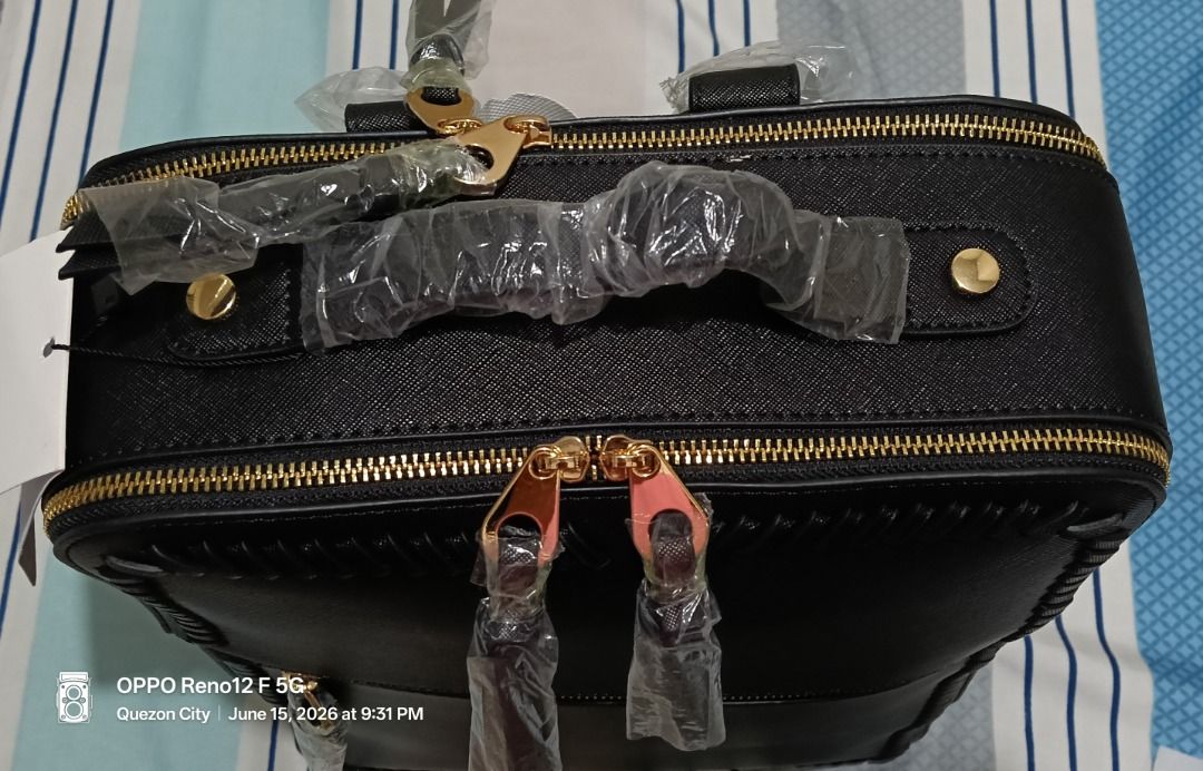 FOR SALE!!! (Category: Luxury Bags & Wallets) located in Quezon City. Submitted by warmgem.18d2f2 (Listing ID 1444064138, Image 3). Description: Brand new.