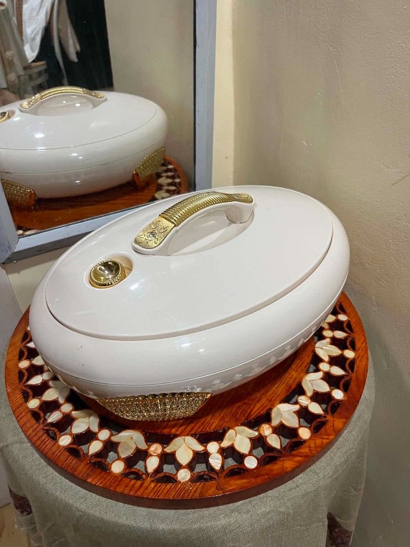 Forever Gold White and gold chafing dish (Category: Homemade Bakes) located in Quezon City. Submitted by michypeachyy1 (Listing ID 1444088531, Image 1). Description: 650 plus shipment malaki.