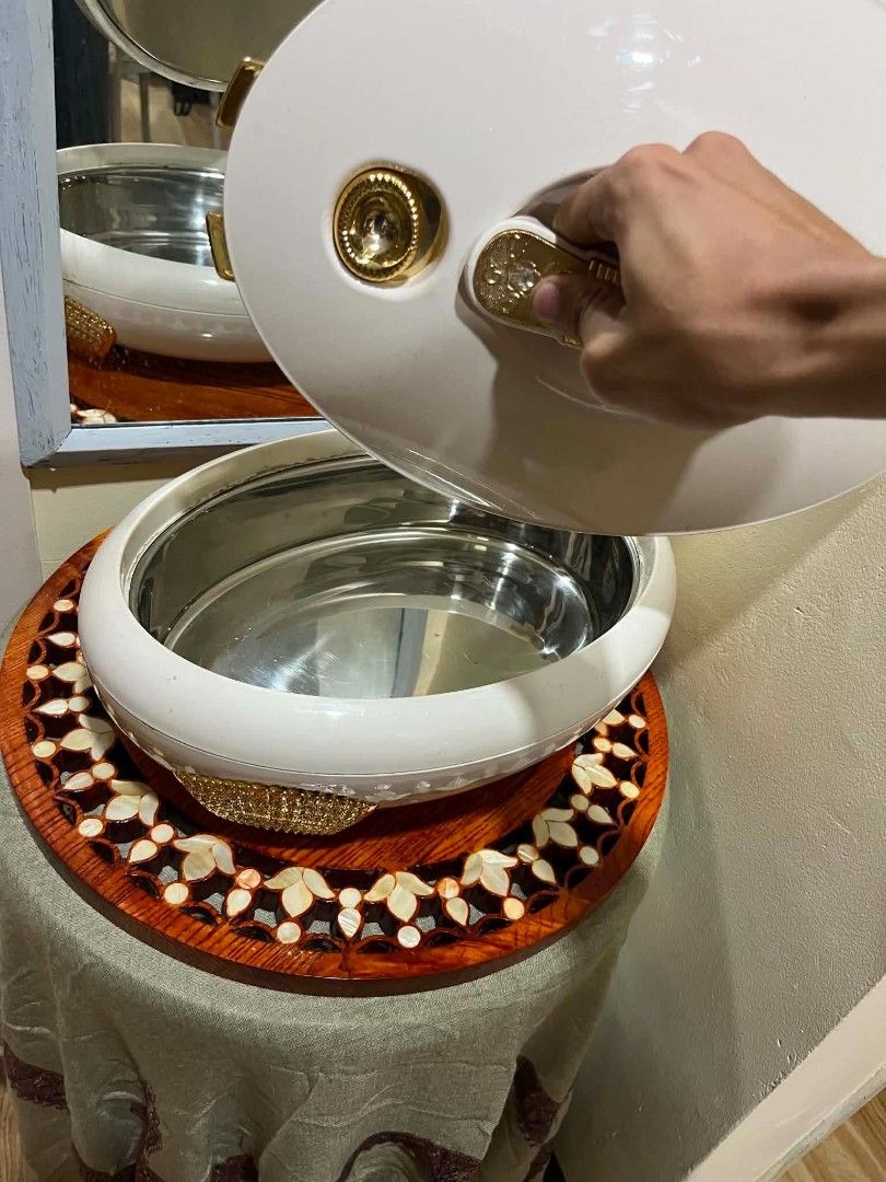 Forever Gold White and gold chafing dish (Category: Homemade Bakes) located in Quezon City. Submitted by michypeachyy1 (Listing ID 1444088531, Image 2). Description: 650 plus shipment malaki.
