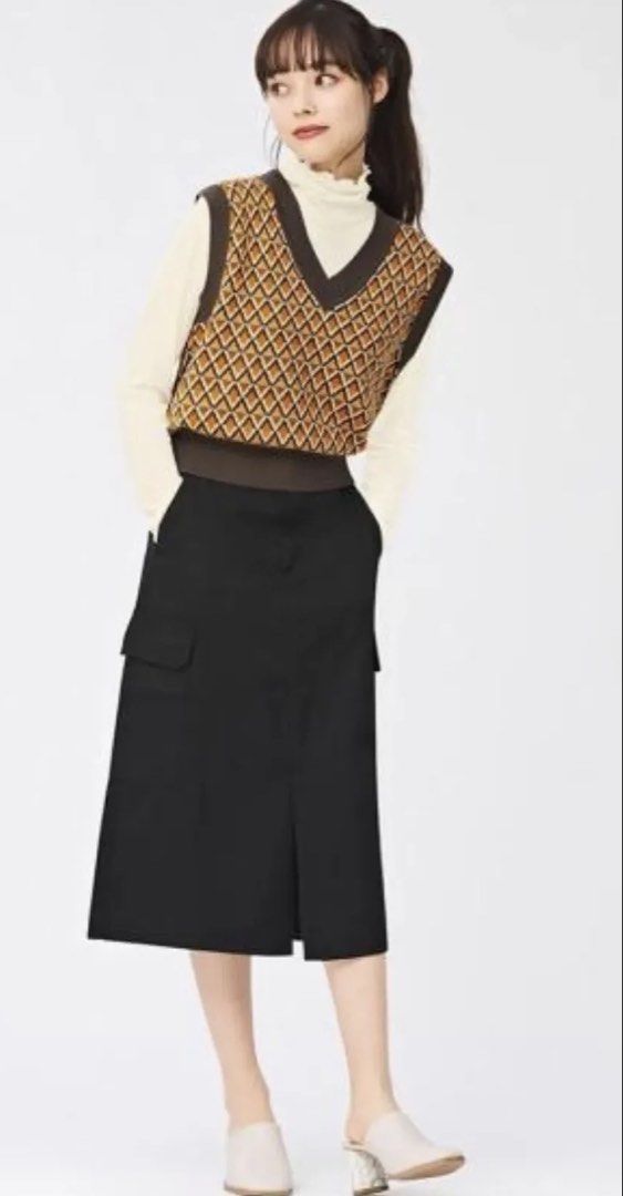 GU Black Cargo Midi Skirt Size M (Category: Skirts) located in Las Pinas. Submitted by edwinpadua1997 (Listing ID 1443929748, Image 1). Description: lowkey my partner fave fits before 😭🤍 decluttering bc we need closet space !! .