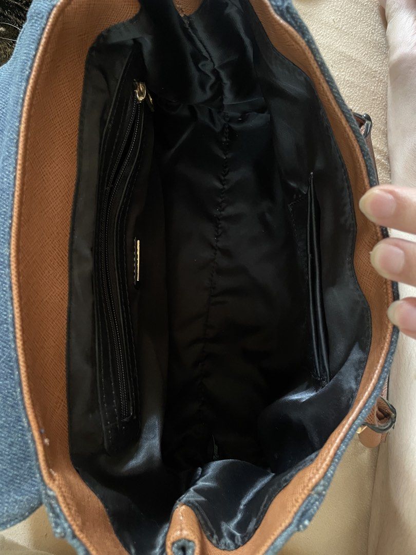 Guess Denim handbag with wallet (Category: Cross-body Bags) located in Pasig City. Submitted by Gshee (Listing ID 1443969116, Image 2). Description: GUESS Denim handbag + wallet set Original GUESS Purchased in Japan Complete with detachable shoulder strap and dustbag Bag in good condition, wallet with usage flaws Price negotiable.