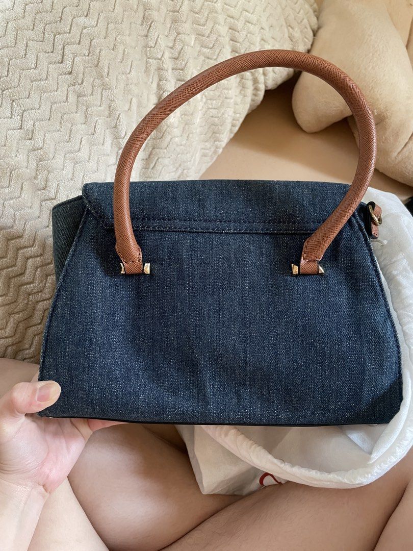 Guess Denim handbag with wallet (Category: Cross-body Bags) located in Pasig City. Submitted by Gshee (Listing ID 1443969116, Image 3). Description: GUESS Denim handbag + wallet set Original GUESS Purchased in Japan Complete with detachable shoulder strap and dustbag Bag in good condition, wallet with usage flaws Price negotiable.