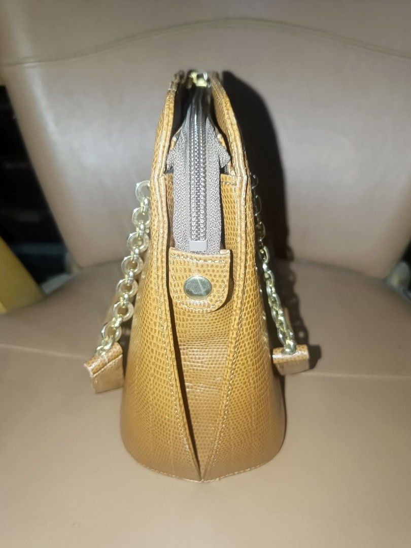Hiroko Koshino Tan Top-Handle Handbag (Category: Luxury Bags & Wallets) located in Cebu City. Submitted by turuuru8992423 (Listing ID 1444068020, Image 3). Description: Hiroko Koshino Tan Top-Handle Handbag 📌 Brand: Authentic Hiroko Koshino (Japan Surplus). You can see the engraved brand name on the main zipper pull tab. 📌 Material: Structured lizard-embossed material in a classic tan/light brown shade. Features elegant gold-tone chain accents 