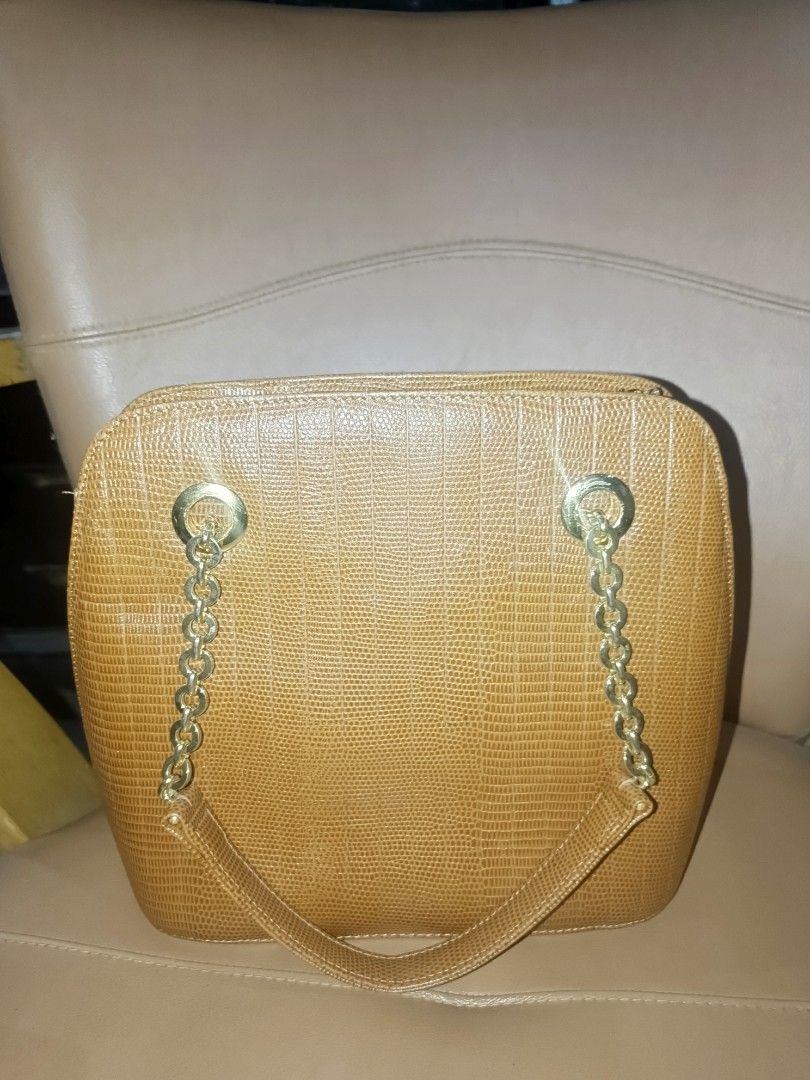Hiroko Koshino Tan Top-Handle Handbag (Category: Luxury Bags & Wallets) located in Cebu City. Submitted by turuuru8992423 (Listing ID 1444068020, Image 2). Description: Hiroko Koshino Tan Top-Handle Handbag 📌 Brand: Authentic Hiroko Koshino (Japan Surplus). You can see the engraved brand name on the main zipper pull tab. 📌 Material: Structured lizard-embossed material in a classic tan/light brown shade. Features elegant gold-tone chain accents 