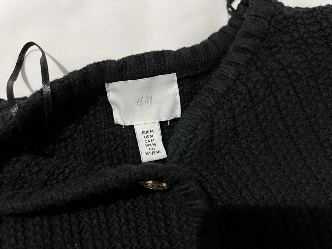 H&M Black Knit Cropped Cardigan (Category: Coats, Jackets and Outerwear) located in Pasig City. Submitted by shop.rdm (Listing ID 1444087440, Image 2). Description: - Black knit cardigan from H&M - Features elegant gold buttons down the front - Ribbed texture for a classic look - Long sleeves for comfortable layering - Versatile style: dress up or down.