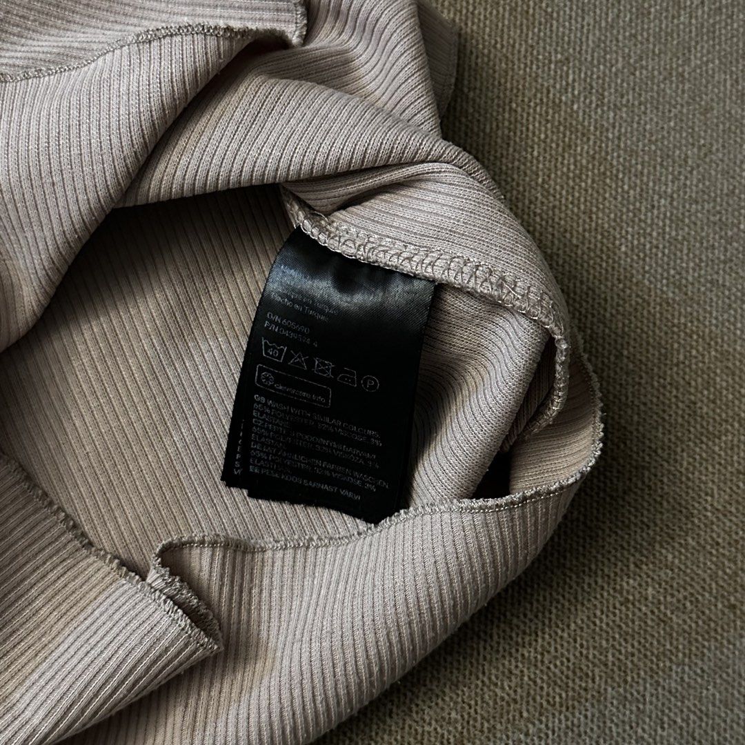 H&M Divided dusty rose ribbed crop top (Category: Shirts) located in Batangas. Submitted by veevasclutter (Listing ID 1444067368, Image 3). Description: bust 13.5in. length: 15.5in.