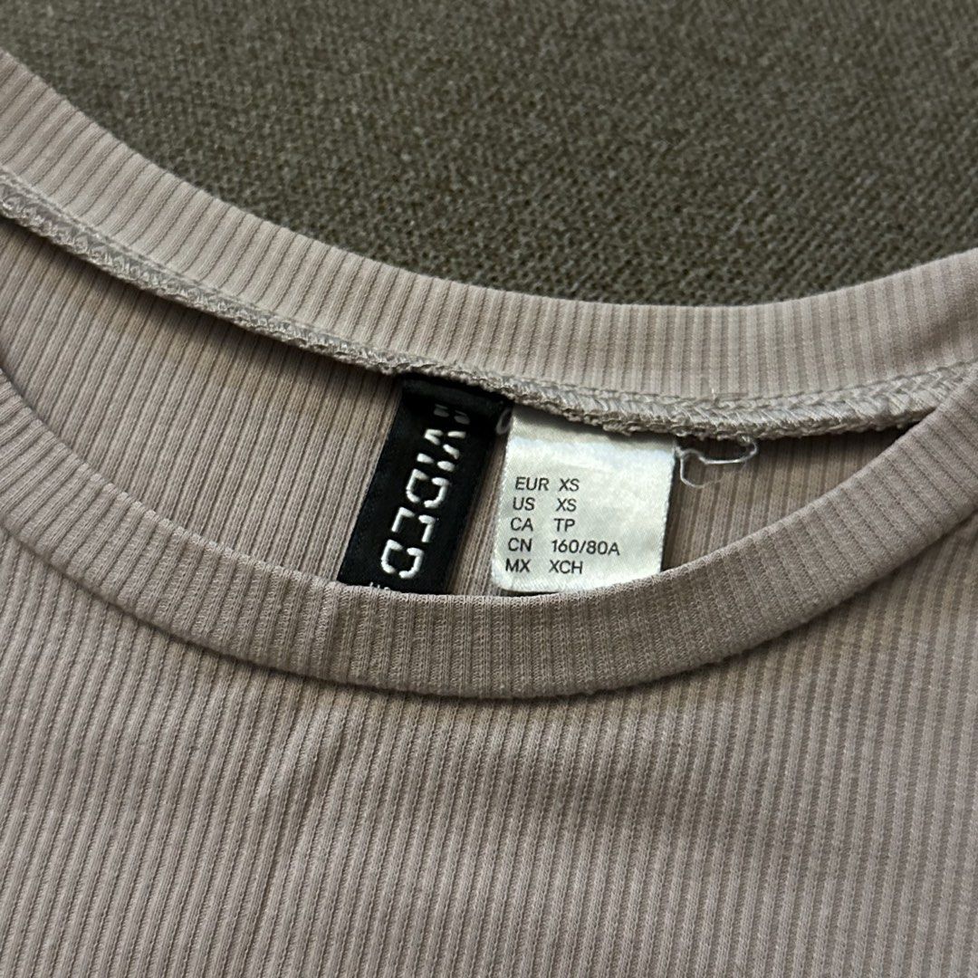 H&M Divided dusty rose ribbed crop top (Category: Shirts) located in Batangas. Submitted by veevasclutter (Listing ID 1444067368, Image 2). Description: bust 13.5in. length: 15.5in.
