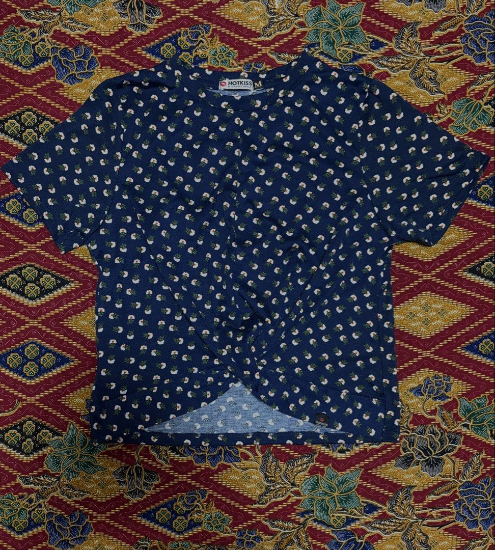 HOTKISS Navy Blue CropTop (Category: Shirts) located in Quezon City. Submitted by yujinify (Listing ID 1443974457, Image 1). Description: 📌 NAVY BLUE CROP TOP size: M in tag (but can fit xs-s) condition: used once, in good condition ₱70.