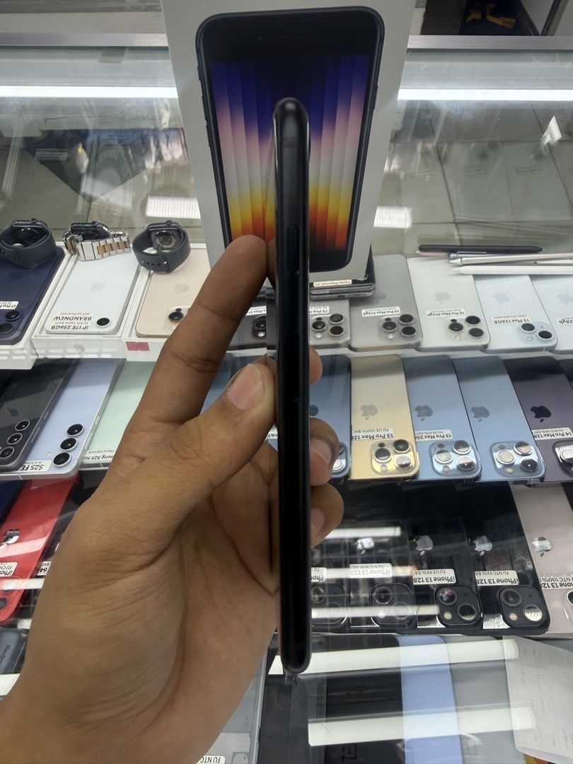 iPhone SE 3 Smart Locked 128gb 100% batt with same serial box (Category: iPhone SE Series) located in Manila. Submitted by carimgadgets (Listing ID 1444071563, Image 3). Description: .
