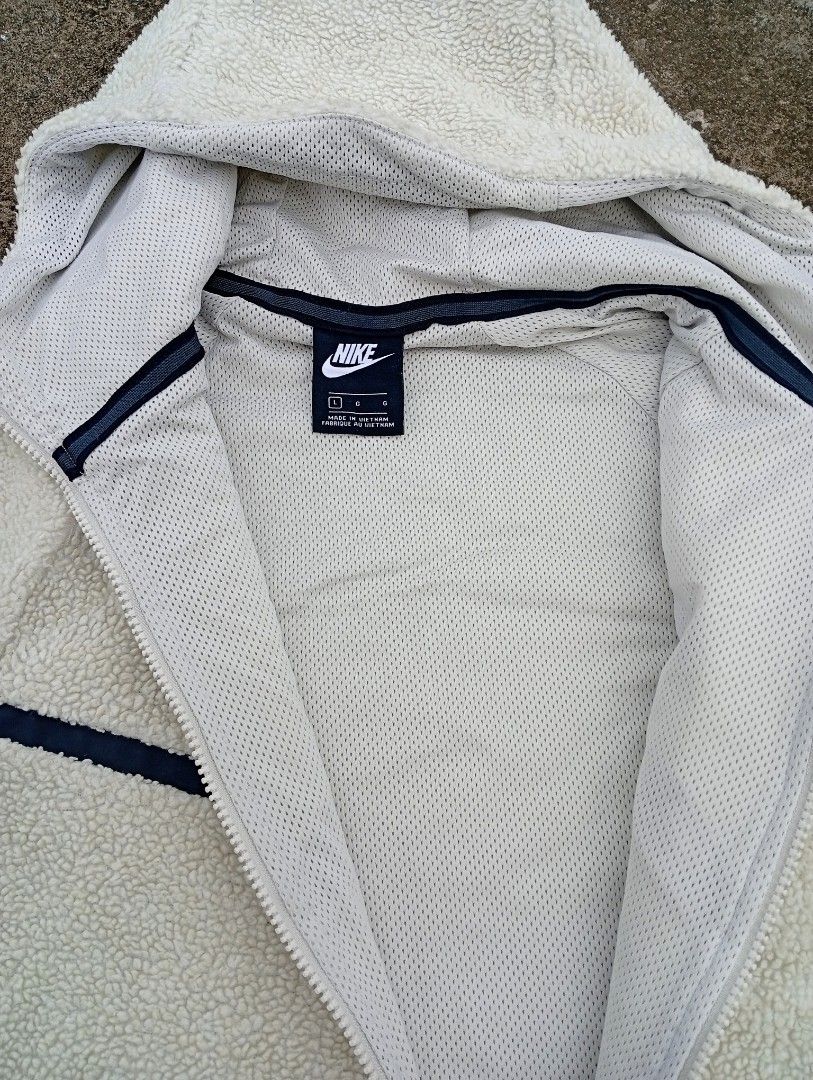 Jacket (Category: Coats, Jackets and Outerwear) located in Taguig. Submitted by aron_robrigado (Listing ID 1444040356, Image 3). Description: dm if interested .