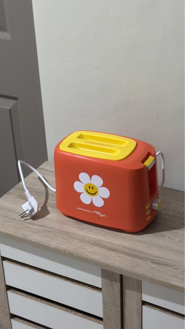 Jennieroom x Wiggle Wiggle Daisy Bread Toaster Orange (Category: Ovens & Toasters) located in Quezon City. Submitted by itsyvrae (Listing ID 1444077117, Image 3). Description: Cute orange toaster with daisy design (Jennieroom x Wiggle Wiggle). New in box..