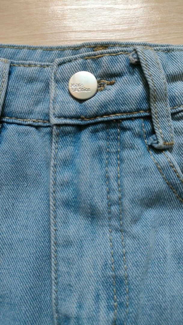 Light Wash Denim Midi Skirt with Front Slit (Category: Skirts) located in Mandaluyong City. Submitted by itscris28 (Listing ID 1443913673, Image 3). Description: - Light wash denim midi skirt - Front slit for easy movement - Two back pockets and two front pockets - Button and zip closure - Size S - Measurements: Hips 24 inches Length 25.5 inches #preloved #skirt #24inches #maong #longskirt #thrift.