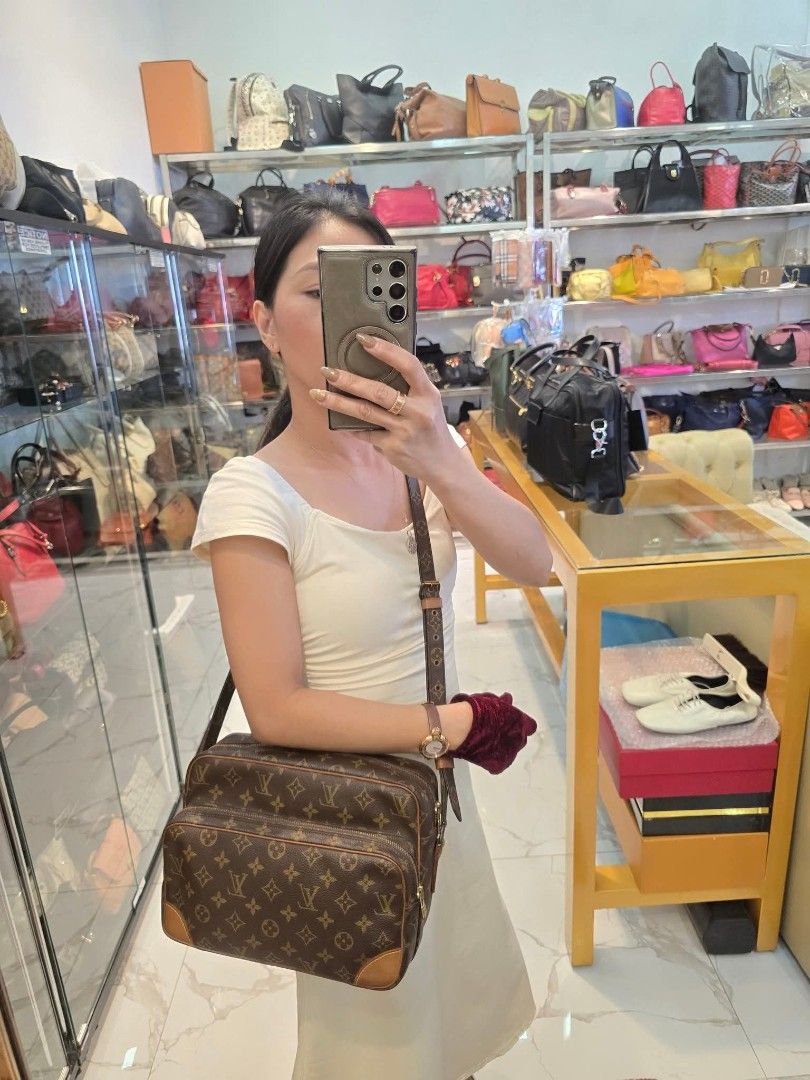Louis Vuitton Nile Bag 28cm Authentic💯💯 (Category: Luxury Bags & Wallets) located in Davao. Submitted by SecondhandItems97 (Listing ID 1443997412, Image 2). Description: Medium size Includes LV dustbag.