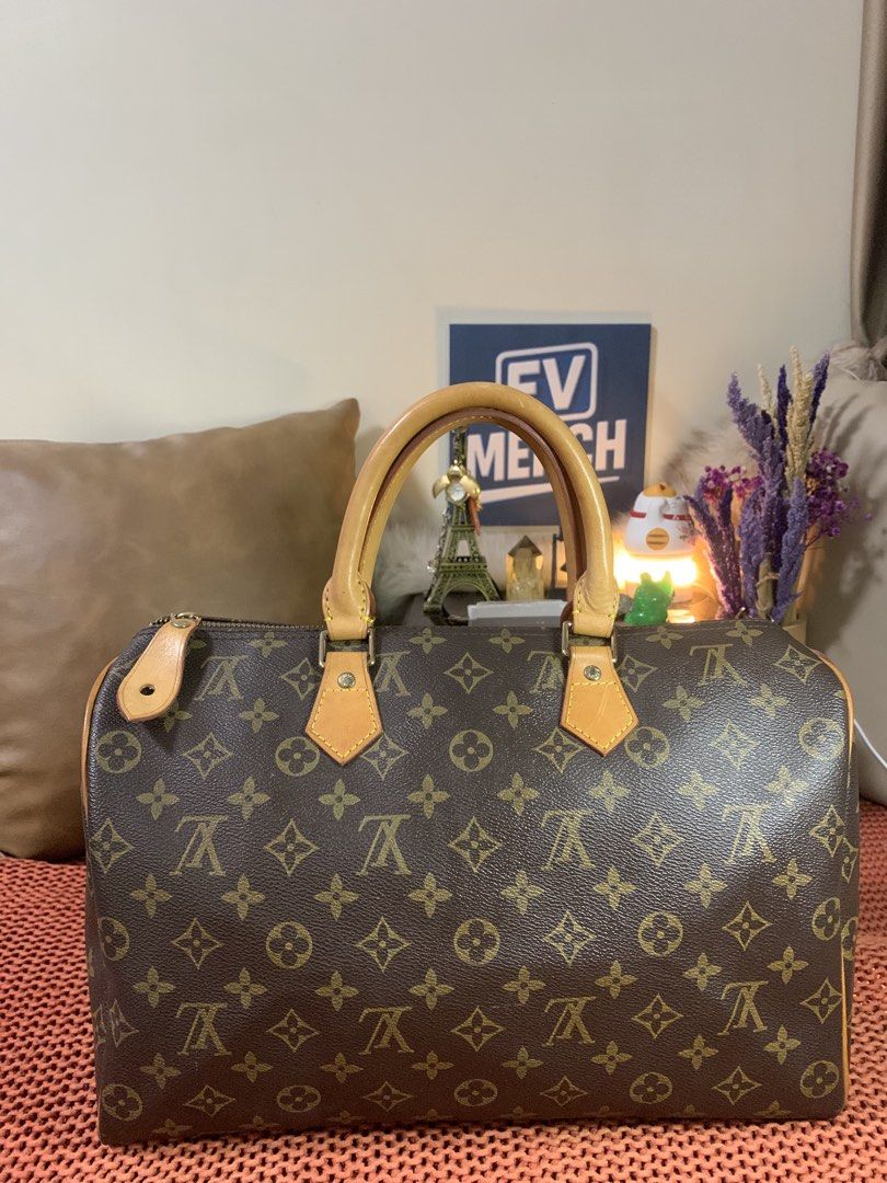LV Speedy Size 35 Coded with Lock (no key) (Category: Luxury Bags & Wallets) located in Mandaluyong City. Submitted by fv_merch (Listing ID 1395895897, Image 2). Description: Super nice leather; #speedy35 Coded with lock (no key). No major flaws Size 35 ⚠️ Logo and trademarks are the property of their respective owners. We are not affiliated with, endorsed by, or associated with the brand. All items are legally acquired preloved goods..