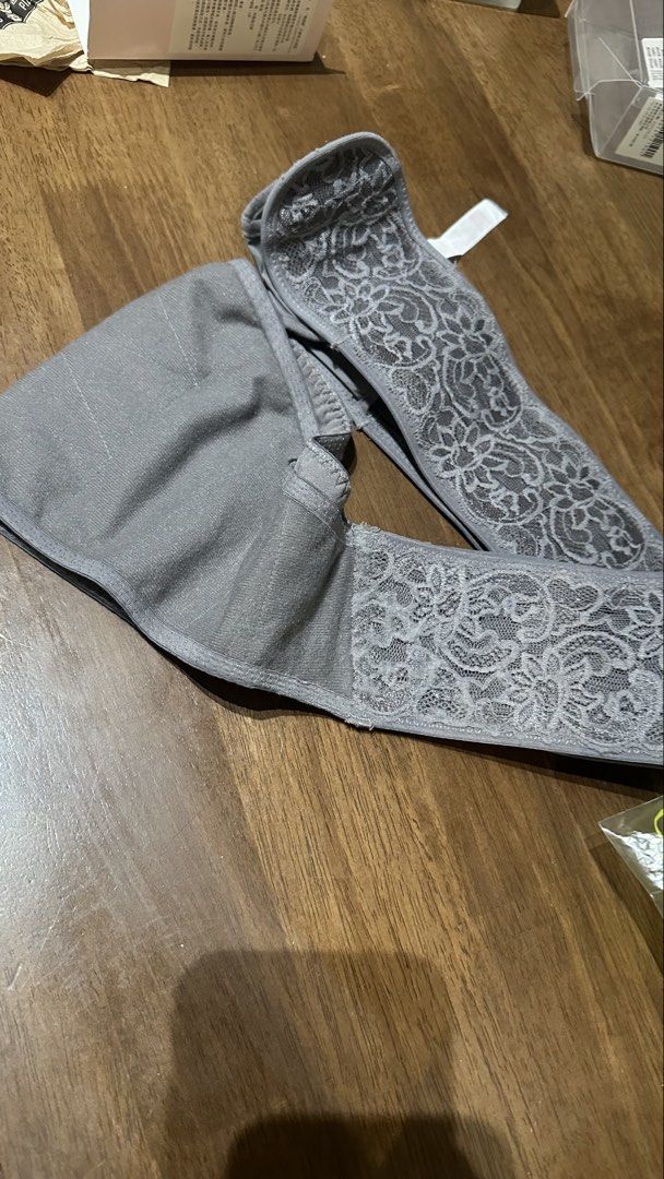 Mamaway Ergonomic Maternity Support Belt - Gray (Category: Maternity wear) located in Manila. Submitted by chrmsnts (Listing ID 1443926956, Image 2). Description: - Mamaway Ergonomic Maternity Support Belt - Color: Gray - Size: Medium (fits bump sizes 31-42 inches) This was only used a few times because I was on bedrest. Still in very good condition especially the velcro. Bought at 2,400 from Edamama.