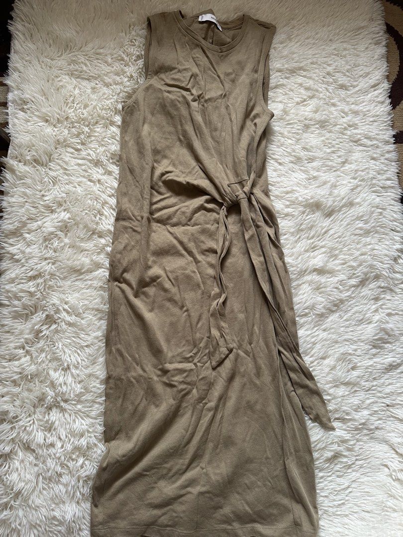 Mango Bow Cutout Dress (Category: Dresses) located in Lucena. Submitted by helpmedeclutter07 (Listing ID 1443997900, Image 2). Description: Small pinhole at the back.