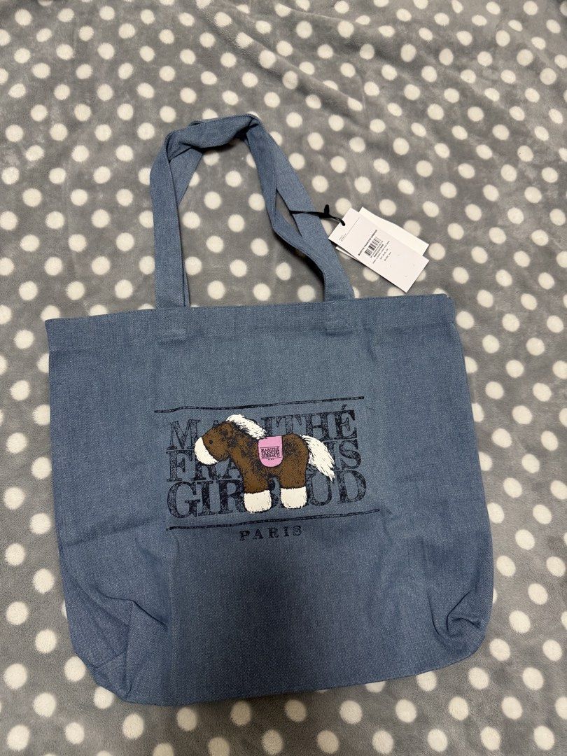 Marithe Tote Bag （分類：Tote Bags）位於 Hong Kong。 由 happy.shopaholics 提交（商品編號 1443984887，圖片 2）。簡介： New Marithe Year of the Horse Limited Classic Logo Tannin Shoulder Backpack - Size cm Width 45, height 35, depth 7, shoulder strap length 60 Material: Cotton 90%, polyester 7%, artificial silk 3% -。