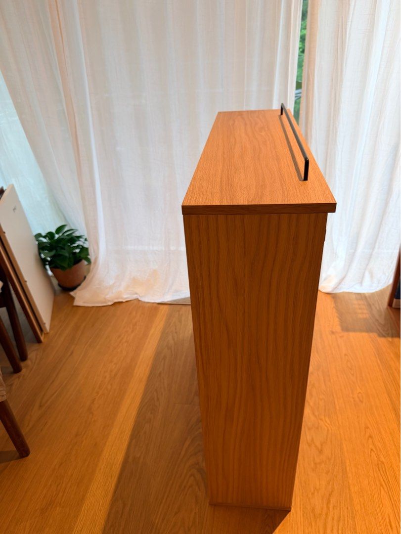 MUJI Oak Under-bed Storage Cabinet (Large) （分類：櫃子、組合櫃及置物架）位於 Hong Kong。 由 alohazee 提交（商品編號 1443912530，圖片 3）。簡介： Selling a MUJI oak under-bed storage cabinet, large size. Dimensions are W80 x D90.5 x H25cm. Fits most muji bed models. It's designed to utilize under-bed space with wheels for easy access. Includes movable dividers for organized storage. Great for keeping your room tidy. Brand new, bought this year. Extra unit purchased, so selling on