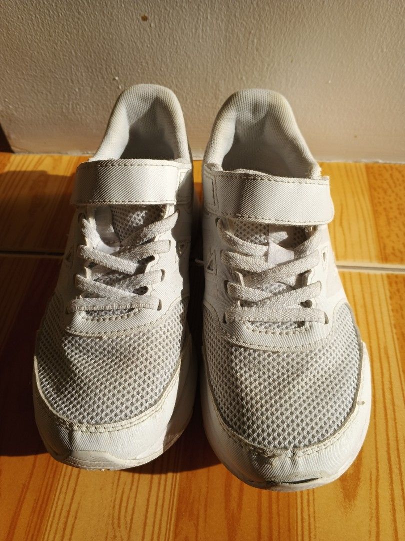 New Balance for kids (20 cm) (Category: Casual Shoes) located in Cainta. Submitted by tipidmode2023 (Listing ID 1444001916, Image 2). Description: please refer to the actual photos posted. item from Japan. size 13 US (19 or 20 cm) pick-up or lalamove only location: Genesis Royale 2 Subd. Cainta Rizal.