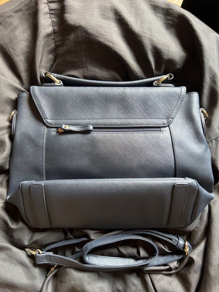 Orig Anne Klein Bag (Category: Shoulder Bags) located in Taguig. Submitted by stuffitlikeitshot (Listing ID 1443929818, Image 3). Description: Guaranteed Orig! Navy blue color Very sturdy and spacious Fits ipad and 2 fold umbrella .
