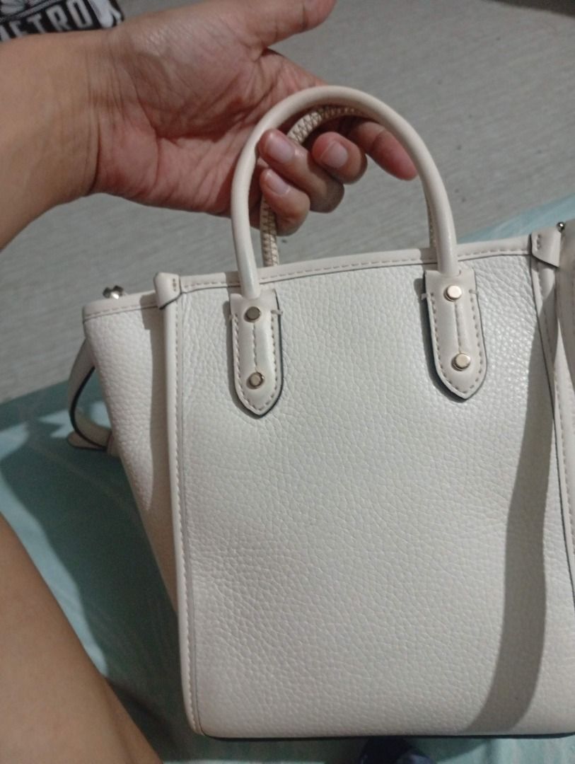 Original Kate Spade x Hello Kitty Leather Tote Bag (Category: Tote Bags) located in Caloocan City. Submitted by shadmidnight1984 (Listing ID 1444045485, Image 2). Description: - White leather tote bag - Collaboration: Kate Spade x Kitty - Adorable Kitty and tulip design - Top handles - Detachable crossbody strap - Interior zip pocket - Ideal for everyday use or as a fun statement piece Free shipping outside Cebu City.