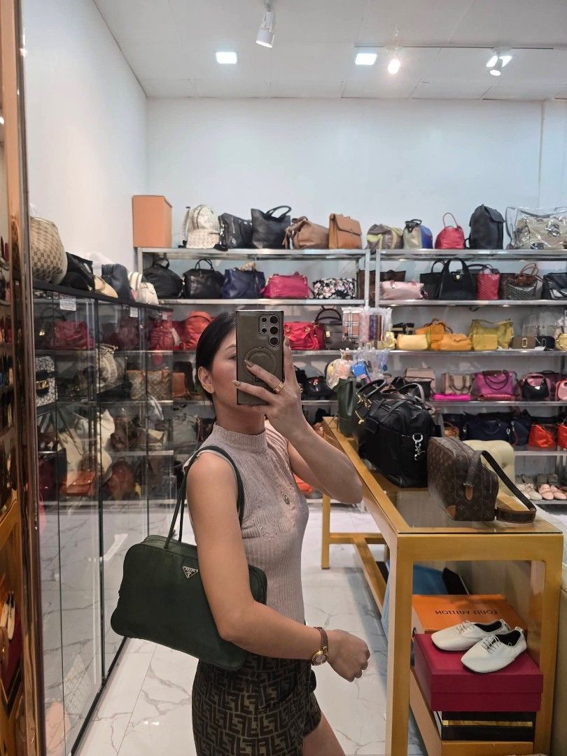 Prada Tesutto Nylon Tote Authentic💯💯 (Category: Luxury Bags & Wallets) located in Davao. Submitted by SecondhandItems97 (Listing ID 1444002949, Image 2). Description: Small size Includes generic dustbag.