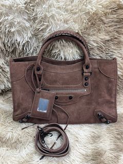 (Category: ) located in . Submitted by bagsandmanymanymore1 (Listing ID 1443935946, Image 1). Description: .