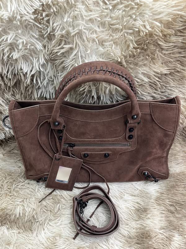 Preloved Balenciaga Suede Leather (Category: Luxury Bags & Wallets) located in Manila. Submitted by bagsandmanymanymore1 (Listing ID 1443935946, Image 2). Description: Preloved Balenciaga Actual photos posted Suede leather Please read before you order 👉🏻❗️Payment first before shipping ❗️Cut off time of payment 11am sameday delivery ❗️NO MEET UP / NO PICK UP ❗️ORDER CANNOT BE CANCELLED ❗️PLEASE DON’T BUY IF YOU ARE IN DOUBT ❗️NO RETURN! NO REFUN