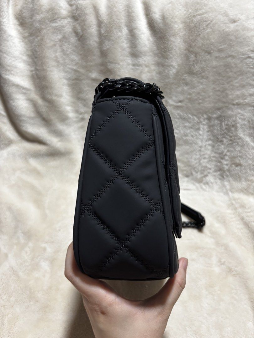 (Preloved) Tory Burch Willa Matte Convertible Shoulder Bag (Category: Luxury Bags & Wallets) located in Quezon City. Submitted by _aritan (Listing ID 1443986061, Image 3). Description: Authentic Tory Burch Willa Matte Shoulder Convertible Bag (with dustbag) - 7”h x 9.8”L x 2.7”w - used 2-3x only - black matte double chain with handle - double up strap drop - magnetic snap closure With small flaws - small unnoticeable oil smidge - small paint chaf