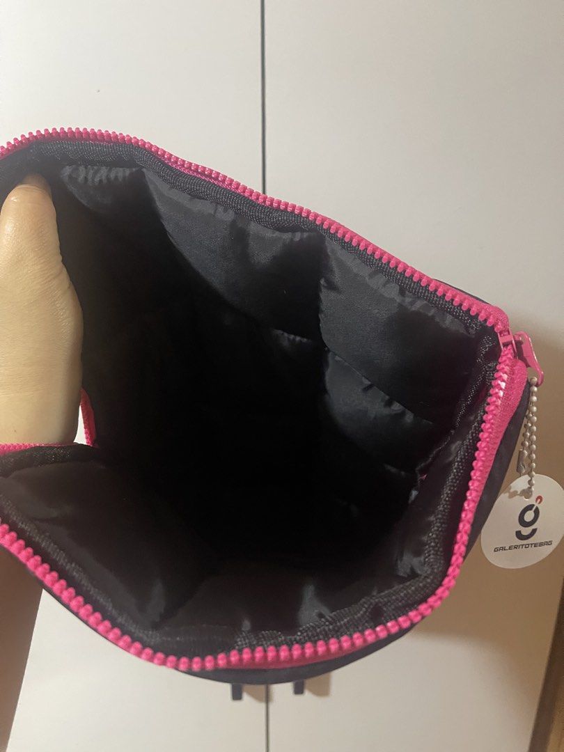 Puffer Laptop Sleeve (Category: Laptop Bags & Sleeves) located in Lucena. Submitted by bestfindsbyellie (Listing ID 1443999720, Image 3). Description: Brandnew From Indonesia Size: 26 x 38cm Beautiful navy blue and hot pink combo Quality material Perfect for 13-15" laptop For 13", it still has extra room for charger/mouse Perfect fit for 15" Selling for only 250 + sf price is already way beyond srp, non-negotiable rfs: has another one shipping vi