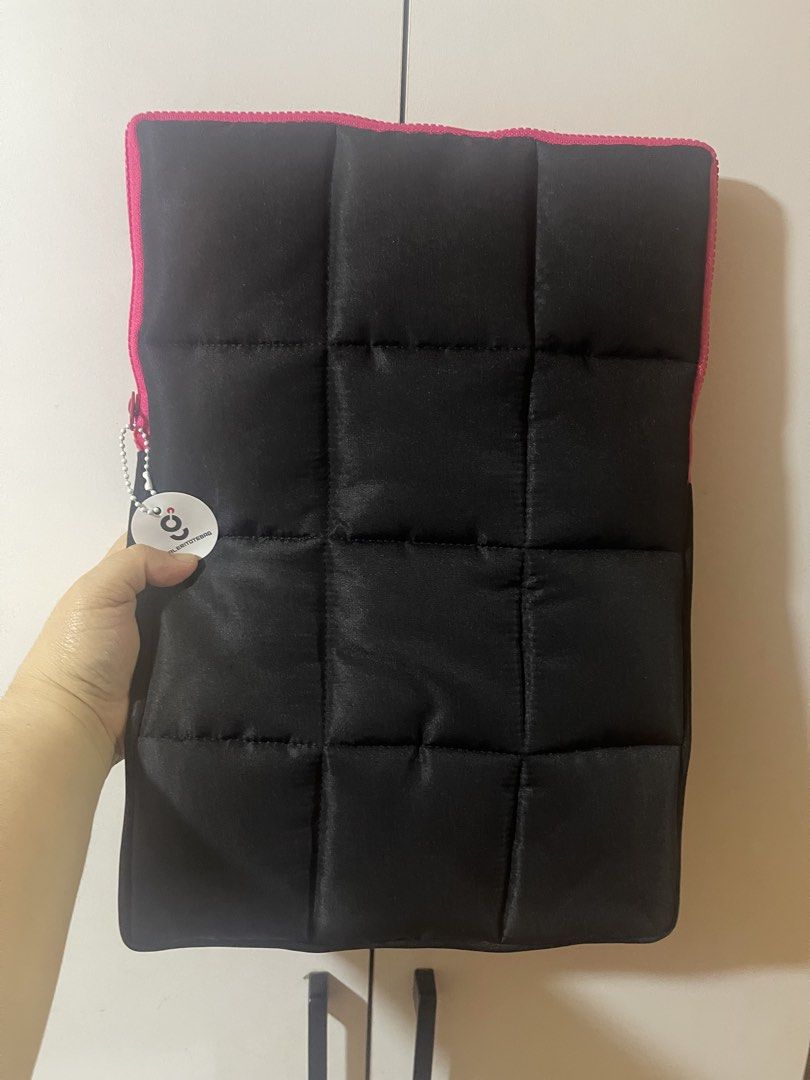Puffer Laptop Sleeve (Category: Laptop Bags & Sleeves) located in Lucena. Submitted by bestfindsbyellie (Listing ID 1443999720, Image 1). Description: Brandnew From Indonesia Size: 26 x 38cm Beautiful navy blue and hot pink combo Quality material Perfect for 13-15" laptop For 13", it still has extra room for charger/mouse Perfect fit for 15" Selling for only 250 + sf price is already way beyond srp, non-negotiable rfs: has another one shipping vi