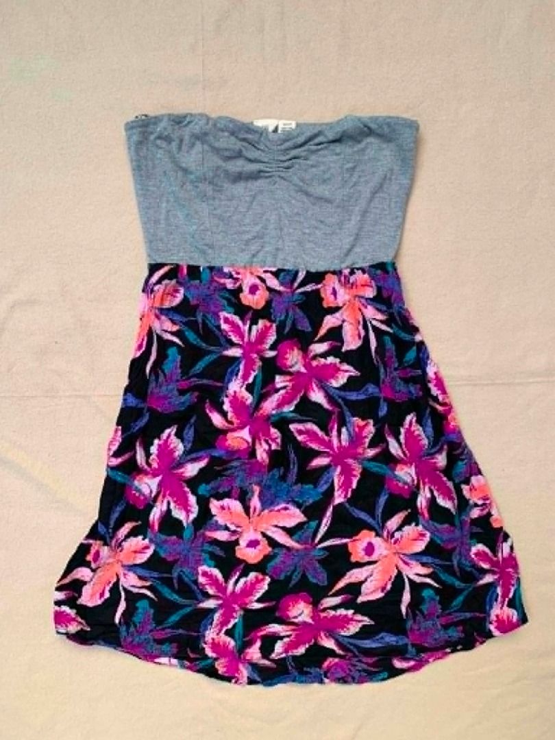 ROXY floral tube top (Category: Dresses) located in Manila. Submitted by vintageattic24 (Listing ID 1443973897, Image 1). Description: size small no flaws brand: roxy .