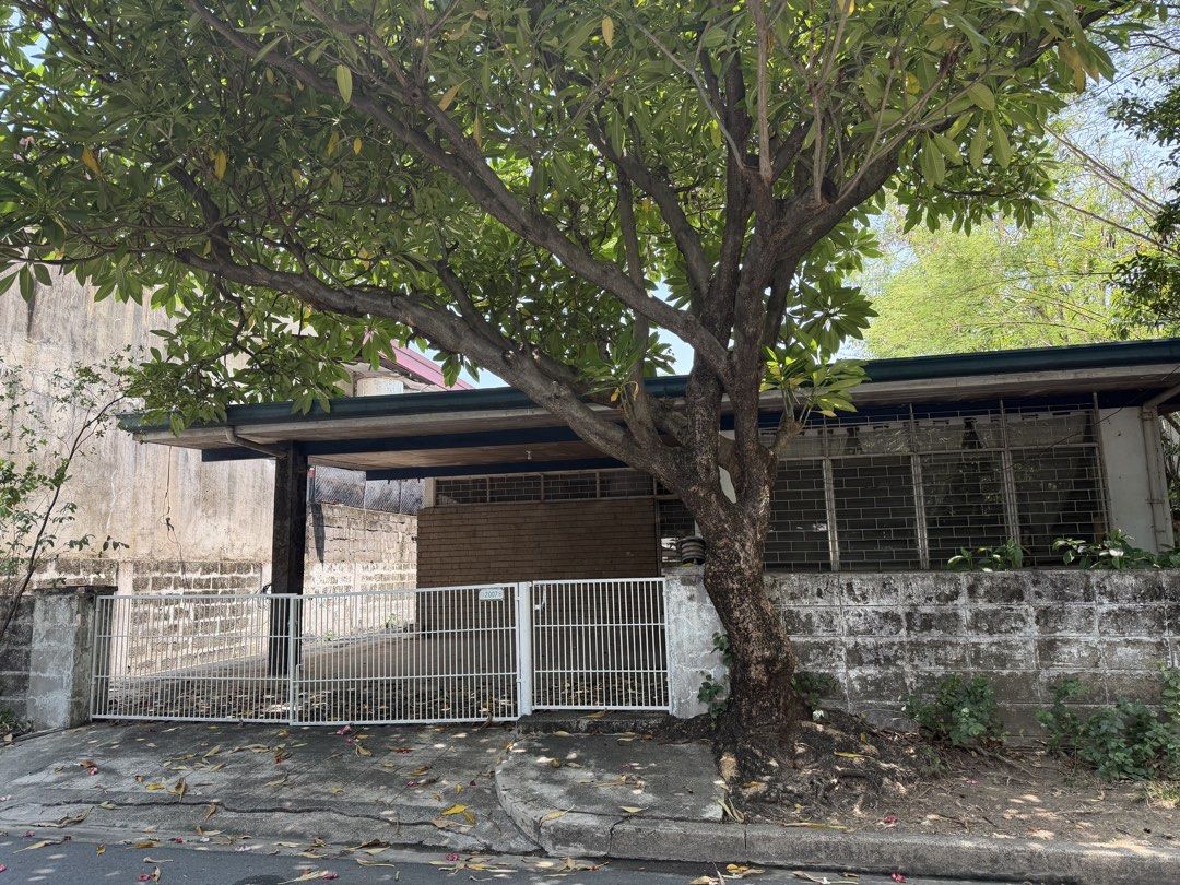 SAN MIGUEL VILLAGE,MAKATI (Category: Lot) located in Calamba. Submitted by evytria (Listing ID 1443930870, Image 1). Description: Lot area-307sqm With old house(no more value) Exclusive subdivision Very near makati cityhall & Other high end establishments .