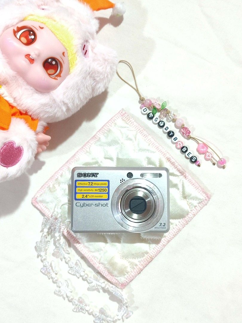 Sony Cybershot Dsc-S730 Digital Camera Digicam (Category: Cameras) located in Manila. Submitted by jade_snap (Listing ID 1443951244, Image 1). Description: ✧⁠*⁠。SONY CYBERSHOT DSC-S730 (preloved) ♡ ₱ 4,499 fixed ৩ৎ specs - 7.2 MP - 3x optical zoom ৩ৎ body condi: 9/10 ৩ৎ NO ISSUE‼️ ৩ৎ Inclusions: curated box, unit, battery, sd card, beaded strap, camera strap, camera pouch, silica gel, microfiber cloth, lens cleaning pads, stickers.