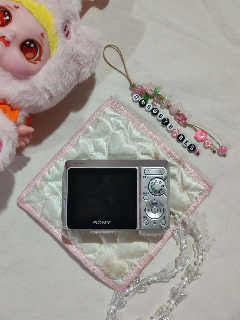 Sony Cybershot Dsc-S730 Digital Camera Digicam (Category: Cameras) located in Manila. Submitted by jade_snap (Listing ID 1443951244, Image 2). Description: ✧⁠*⁠。SONY CYBERSHOT DSC-S730 (preloved) ♡ ₱ 4,499 fixed ৩ৎ specs - 7.2 MP - 3x optical zoom ৩ৎ body condi: 9/10 ৩ৎ NO ISSUE‼️ ৩ৎ Inclusions: curated box, unit, battery, sd card, beaded strap, camera strap, camera pouch, silica gel, microfiber cloth, lens cleaning pads, stickers.