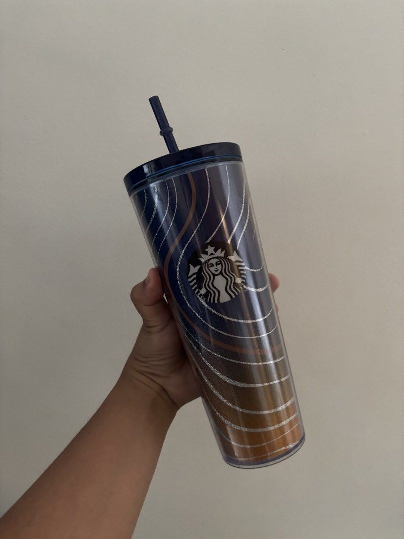 Starbucks Tumbler 2025 (Category: Water Bottles & Tumblers) located in Manila. Submitted by bentheraja (Listing ID 1443923302, Image 1). Description: - Slightly used - Includes the original navy blue Starbucks box - Take all collectibles for 3k (include Starbucks cup 2026, 2026 planner and 2026 mug) Declutterring Meet-up at Robinsons Manila Delivery via Lalamove (fees shouldered by buyer).