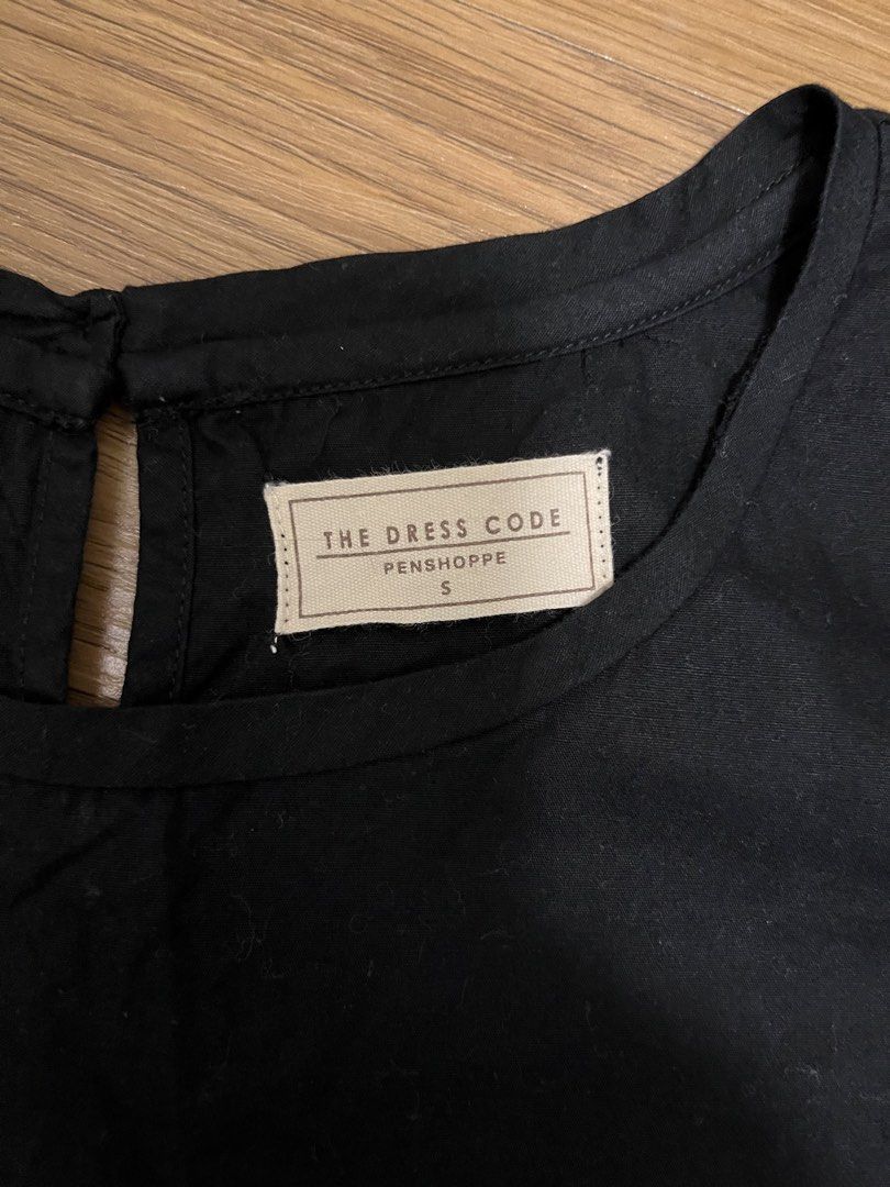 The Dress Code Penshoppe Black Ruffle Hem Top Size S (Category: Blouses) located in Quezon City. Submitted by greentea1209 (Listing ID 1444102171, Image 2). Description: - 100% cotton Penshoppe: The Dress Code black blouse .