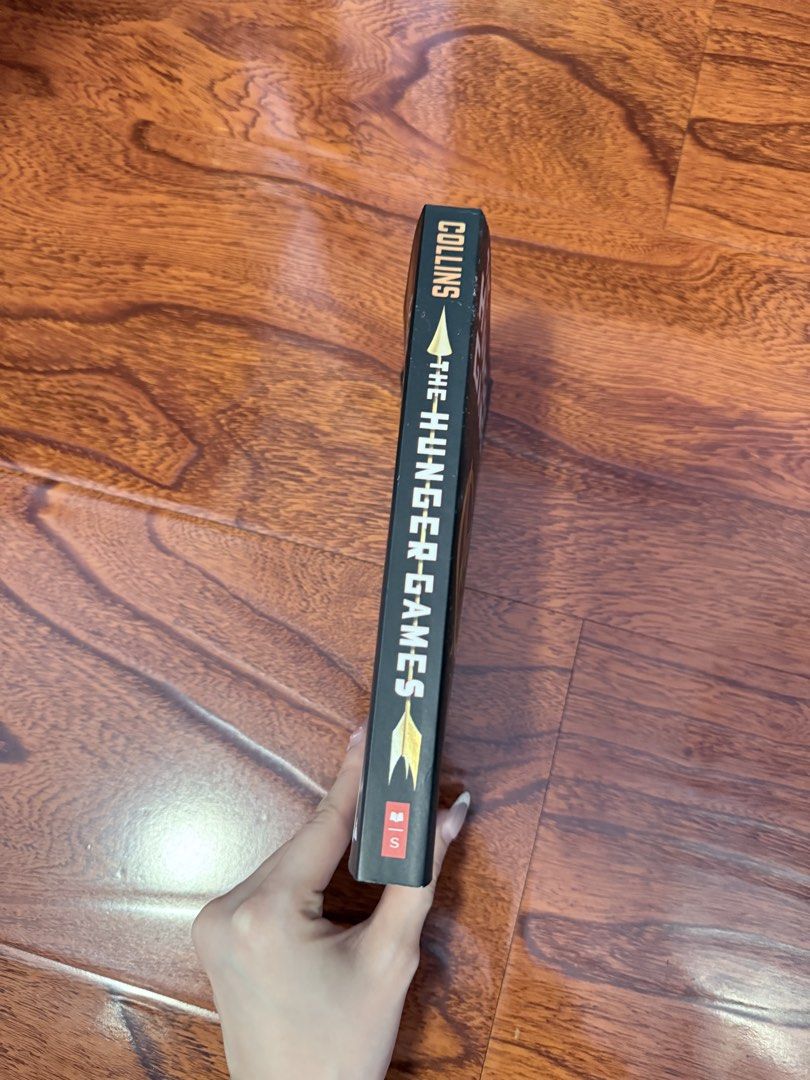 The Hunger Games by Suzanne Collins (Paper Back) (Category: Storybooks) located in Manila. Submitted by livvy.edit (Listing ID 1443990873, Image 3). Description: Condition: Mint condition (no highlights, no folds, like new) Purchased from: Fully Booked RFS: Finished reading, decluttering Location: Binondo 📦 Can do shipping (buyer shoulders fee) - The Hunger Games novel by Suzanne Collins - First book in the popular series - Paperback edition - I