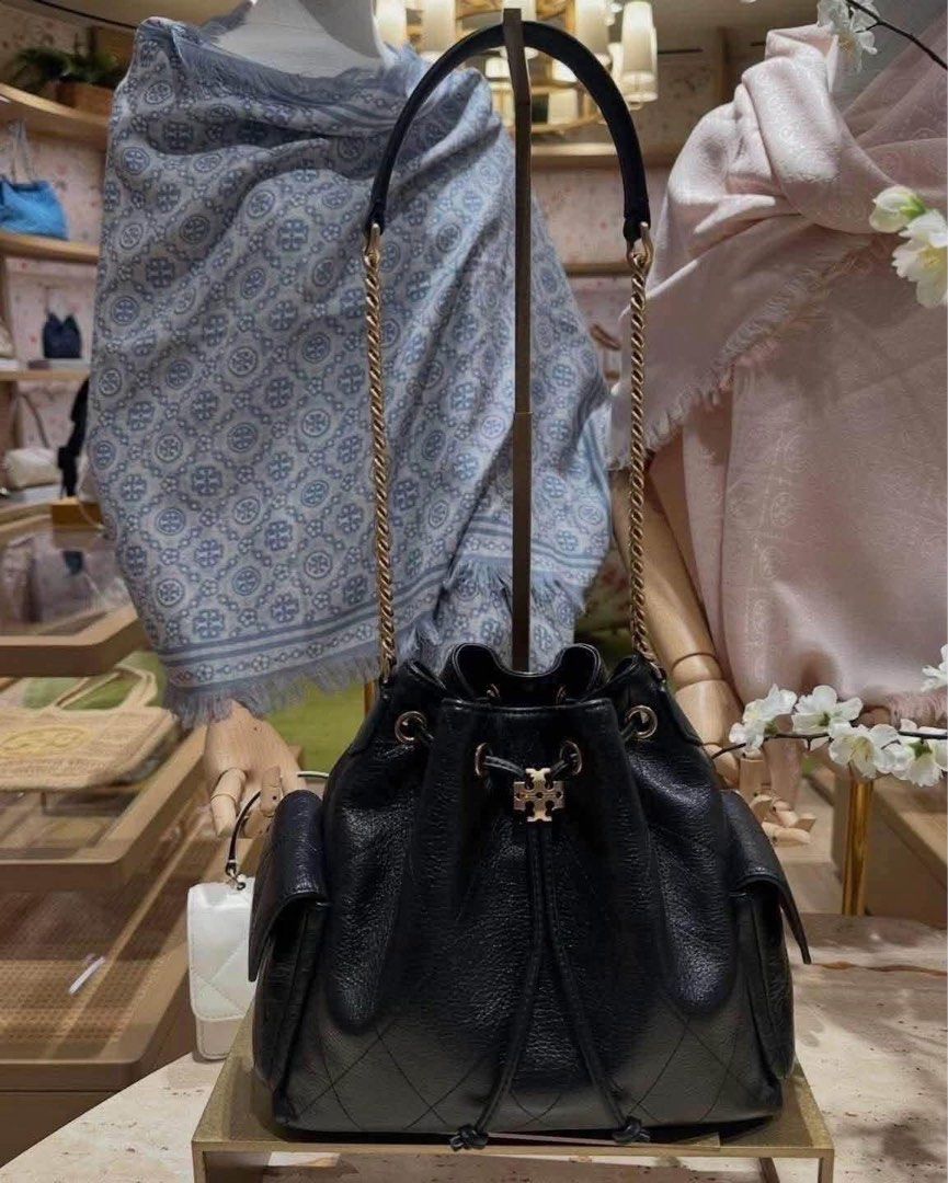 Tory Burch Fleming Soft Drawstring (Category: Luxury Bags & Wallets) located in Cabanatuan. Submitted by GRESTORE (Listing ID 1444060597, Image 2). Description: ✨ TORY BURCH FLEMING SOFT DRAWSTRING BAG ✨ Effortless luxury meets everyday elegance 💼 Soft, slouchy, and undeniably chic—this piece from Tory Burch is your perfect go-to for both casual days and elevated nights. The quilted leather and gold chain detail give it that quiet luxury vibe ✨ 