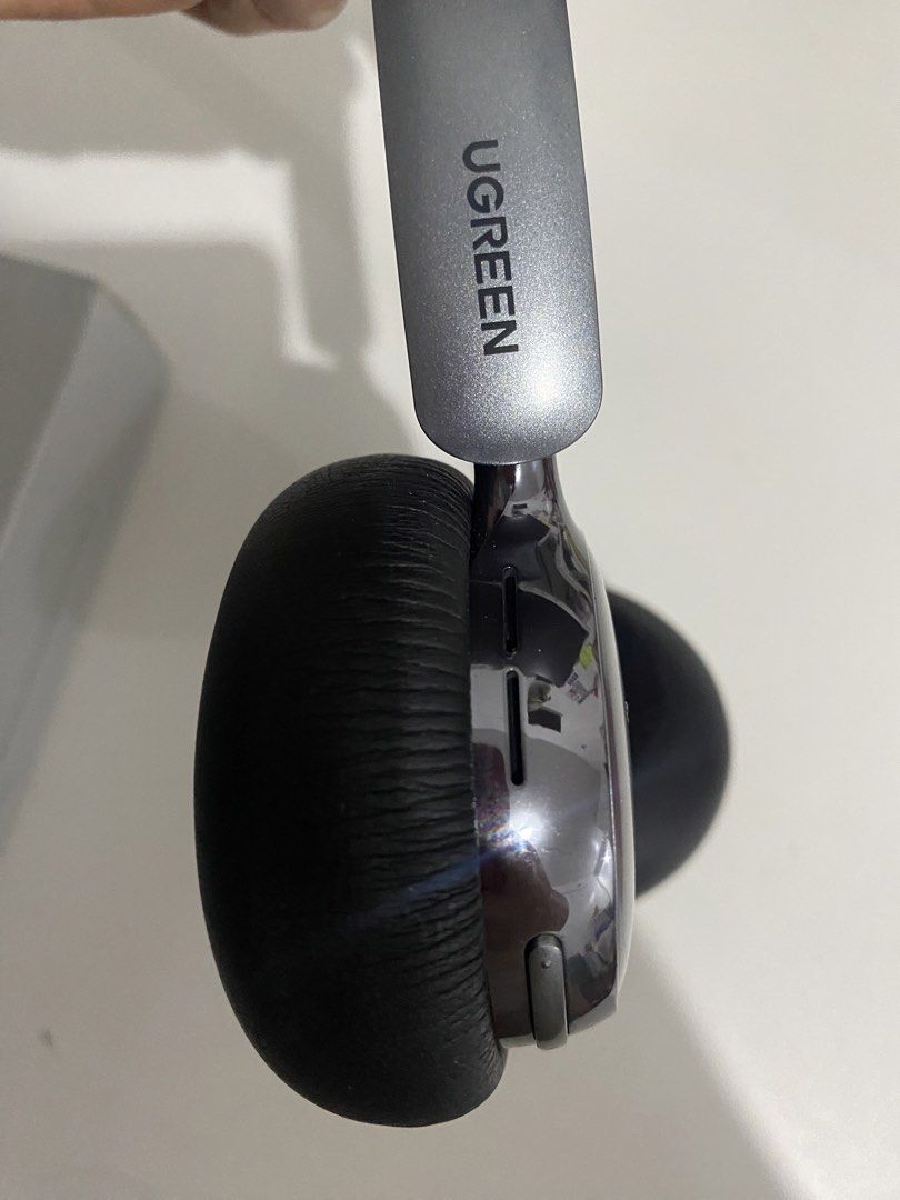 UGREEN Noise Cancellation Bluetooth Long Battery Life (Category: Headphones & Headsets) located in Quezon City. Submitted by kastiel00 (Listing ID 1444106323, Image 2). Description: - only 4 mos old (bought last february) - bought for 896 pesos on orange app - no flaws, no scratches - original box included - original charger port included and unopen - noise cancellation is 100% working (i doubt it at first because it’s so tiny but it’s completely