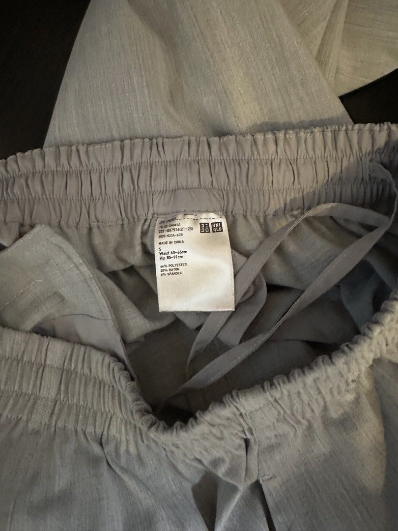 Uniqlo Grey Elastic Waist Pants (Category: Other Bottoms) located in Muntinlupa City. Submitted by zanne426 (Listing ID 1444066276, Image 2). Description: - Uniqlo Grey Pants - Elastic waistband with drawstring - Straight leg fit - Comfortable polyester-rayon blend material - Versatile for casual or dressed-up occasions.