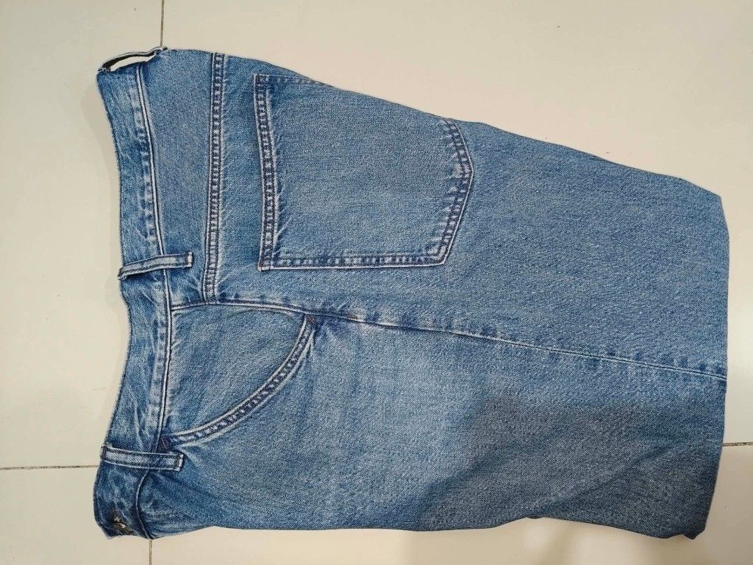 Uniqlo Wide leg Pants (Category: Jeans) located in Manila. Submitted by aryan_deer (Listing ID 1443953061, Image 1). Description: Item: Uniqlo Wide Leg / Relaxed Fit Jeans Label Size: 31 (78.5 cm) Actual Waist: 31–32 inches / 78.5–81 cm Total Length: ~40–41 inches Material: 100% cotton denim Condition: Good as new — no holes, stains, or fading; clean and well-kept 💰 Price: ₱990 📍 Location: Pinagsama, Taguig 💳 Payment: GCash 🚚 Shipping: J&T / 