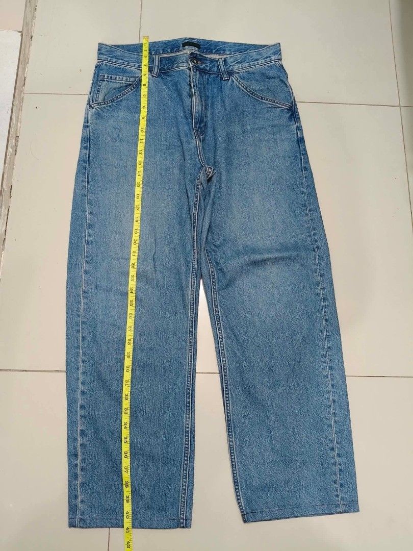 Uniqlo Wide leg Pants (Category: Jeans) located in Manila. Submitted by aryan_deer (Listing ID 1443953061, Image 3). Description: Item: Uniqlo Wide Leg / Relaxed Fit Jeans Label Size: 31 (78.5 cm) Actual Waist: 31–32 inches / 78.5–81 cm Total Length: ~40–41 inches Material: 100% cotton denim Condition: Good as new — no holes, stains, or fading; clean and well-kept 💰 Price: ₱990 📍 Location: Pinagsama, Taguig 💳 Payment: GCash 🚚 Shipping: J&T / 