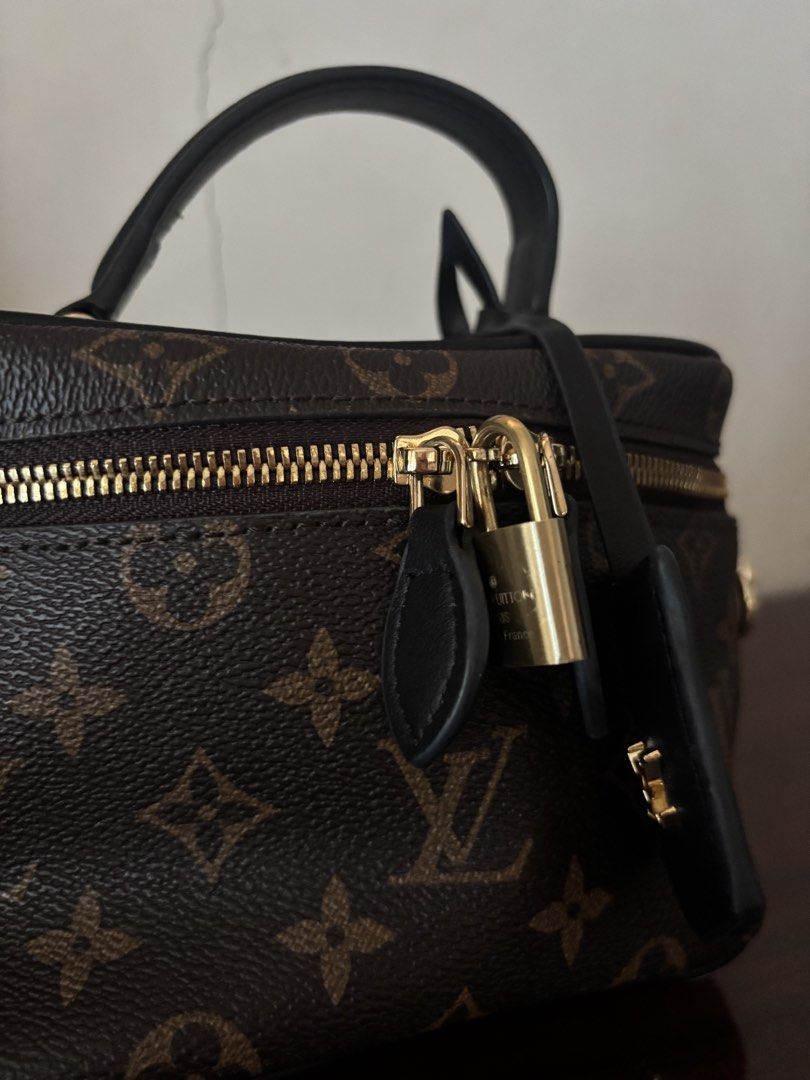 Vanity Bag (Category: Luxury Bags & Wallets) located in San Pascual. Submitted by s3resale (Listing ID 1444001586, Image 3). Description: With white tag Qr Code See photos for details Authenticity not guranteed but the quality super nice..