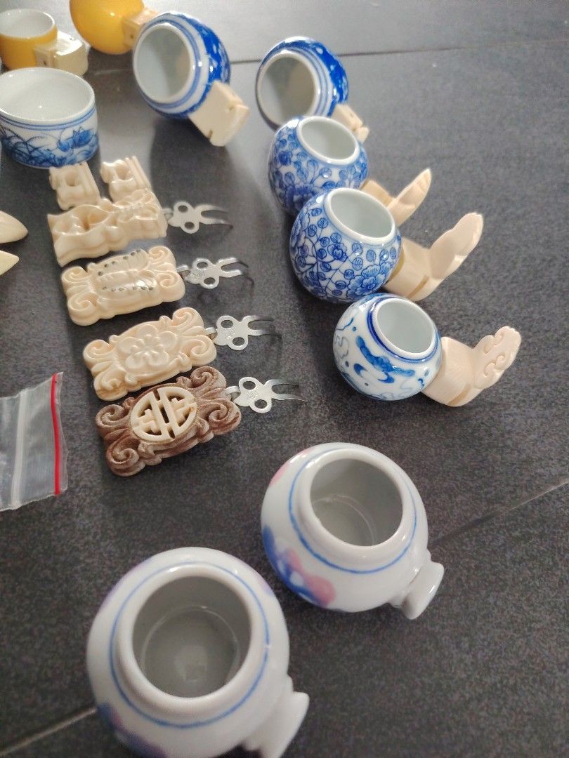 Normal Cups. (Category: Vases & Decorative Bowls) located in Singapore. Submitted by riquerai (Listing ID 1443976575, Image 1). Description: - Selling as a complete lot.