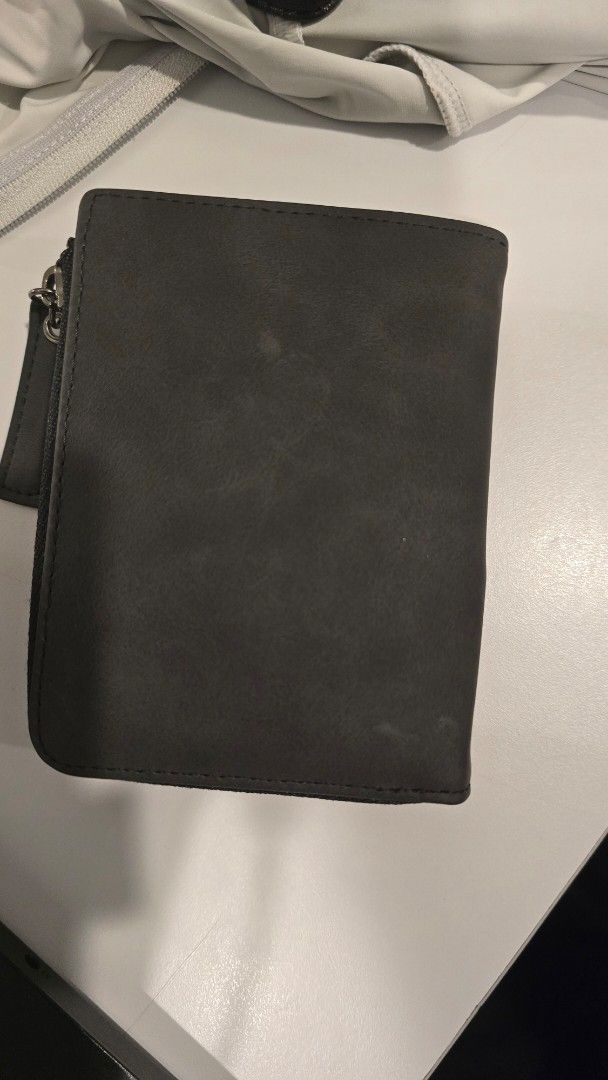 Vulkit Bi-fold Zipper Wallet (Category: Luxury Bags & Wallets) located in Manila. Submitted by rm_032 (Listing ID 1443999377, Image 2). Description: Model: VULKIT-Minimalist RFID Blocking Leather Zippered Bifold Wallet with Coin Pocket-VW117 - RFID blocking - black bi-fold wallet - Zipper closure around the outside - Multiple card slots inside - Zippered coin pocket - Clear ID window.