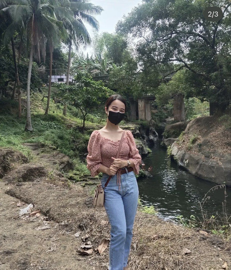 ZARA Light Wash Mom Jeans (Category: Jeans) located in Manila. Submitted by orissa.lenisse._663 (Listing ID 1444002340, Image 2). Description: - Zara light wash mom jeans - High-waisted fit - Straight leg cut - Minor marks on knees - Ideal for casual outfits - Versatile styling.