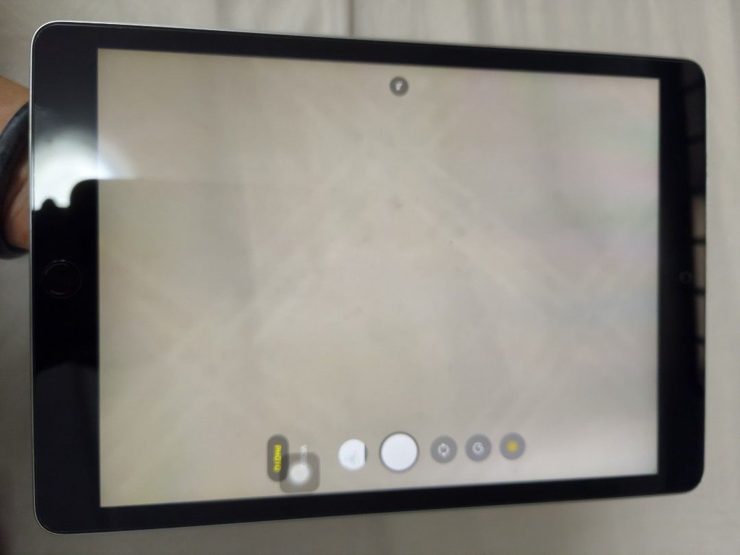 (Category: iPad) located in Singapore. Submitted by alin117 (Listing ID 1444153755, Image 3). Description: - Apple iPad - Silver color - Clean screen - iPad 9th Gen 64gb - Fully functional, works well .