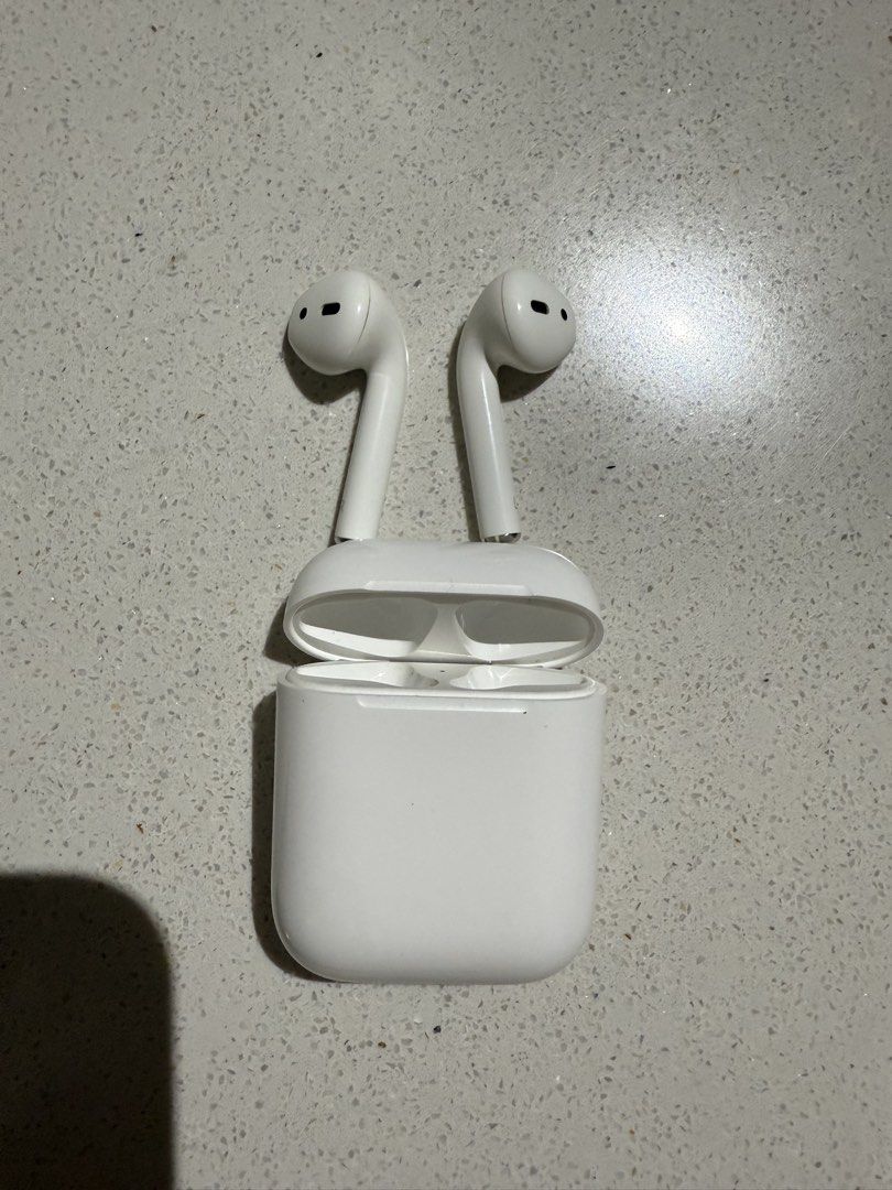 Apple airpods 2 with charging case